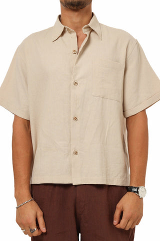 Man wearing a beige Everseason short-sleeve shirt on a white background